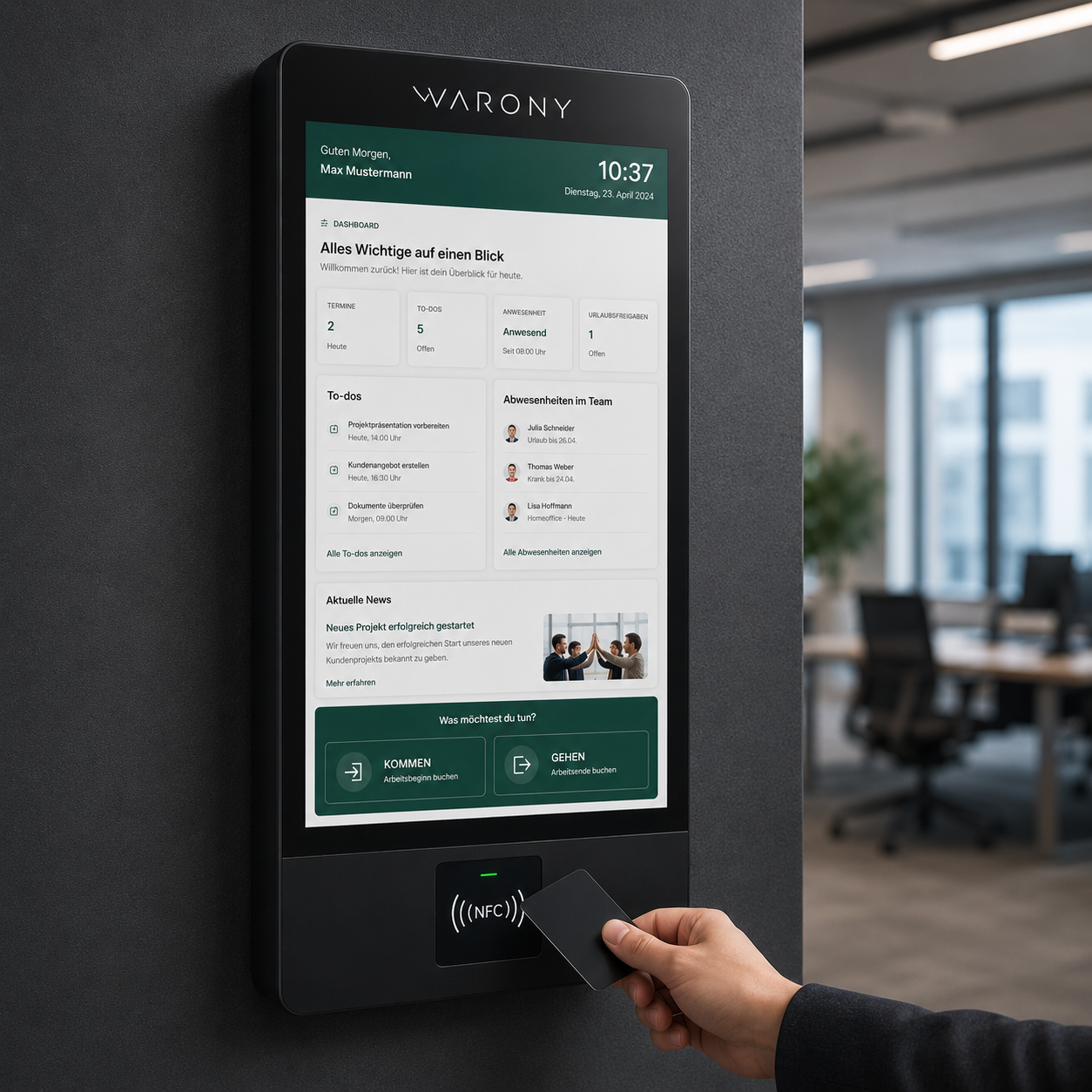 Warony ONE Zeitterminal mit NFC-Kartenleser, digitaler Zeiterfassung, Unternehmensnews und Mitarbeiterinformationen auf modernem Touchdisplay.